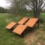 Saint-Tropez Deck Chair puidust lamamistool õues rohelises pargis