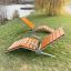 Marseille Deck Chair võrkkiik koos puidust lameda iste ja metallraamiga järve ääres rohelisel murul.