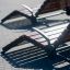 Montpellier Deck Chair alumiiniumraamiga ja pruunide puidust lamamistoolide plaadil.