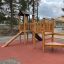 Triangle Modern Nature puidust mänguväljak liumäega ja ronimisvõimalustega õues.