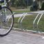 Bike Stand jalgrattaparkla metallraamiga rohelisel murul spa-tänava kõrval.