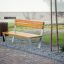 Ryga Bench w/ Backrest puidust iste ja seljatoega linnapargis.