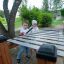 Laste mängivad väljas Xylophone metallklahvidega mänguasjamuusikainstrumendil.