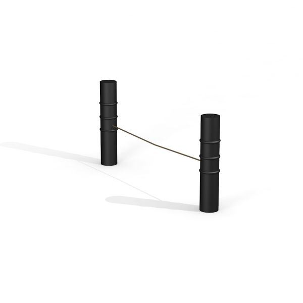 Slackline mustade postidega laste mänguväljakul tasakaalu harjutamiseks.