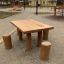 Table Nature with 4 stools puidust väliterrassimööbel mänguväljakul.