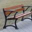 Bordeaux Bench w/ Armrests parkpinki aitmetallraamidega ja pruunide puidust iste- ning seljatugedega
