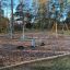 Mänguväljak Cassiopeia, ronimiskompleks ja kiik lastele metsataustal.