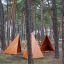 Tipi Nature mänguväljaku puidust telgi stiilis varjualused männimetsas.