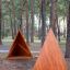Tipi Nature puidust kolmnurkse kujuga mängumaja metsas.