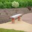 Robinia bench puidust pink mänguväljaku alal õuehaljastuses.