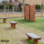 Robinia bench piknikuistmed laste mänguväljakul, naturaalse puiduga istepinnaga.