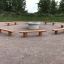Robinia bench puitpingid ümber tulekolde ala õues.
