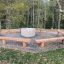 Robinia bench roostevabast puidust kuuekandiline pink laste mänguväljakul looduses.