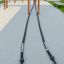 Battle Rope Workout Set - mustad treeningköied kinnitatud välitreeningu puidust postidele.