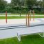 Battle Rope Workout Set koos pingi ja puidust treeningpostidega välitreeningu alal.