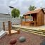 Wooden Garden Playhouse mängumaja ja aed lastele mänguväljakul.