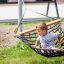 Laps mängib Triple Hammock (Metal) võrgutoolis mänguväljakul.