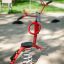 Punane Bird swing mänguväljakul liikumissüsteemiga kiik.