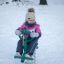 Bird swing mänguväljakul lumel lapsega mängimas.