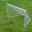 Mini Goal väike jalgpalli värav rohelisel murul.