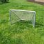 Mini Goal väiksem jalgpallivärav rohelisel murul.