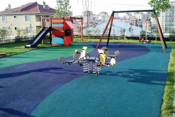 EPDM 40 värviline kukerpalli ja liumäega mänguväljaku turvapinnaga.