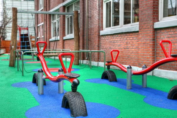 EPDM 60 mänguplatsi punane tasakaalumäng koos kummirattaga ja turvaalusega