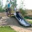 Laste mängimas Nature Hill Slide Wide STS150 liugredelil õues.