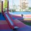Hill Slide SL120 liivakasti ja ronimisosaga laste mänguväljakul.