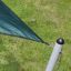 Sun Shade Triangle 5x5x5 Atlantis varikatuse mõõtmed 5x5x5 meetrit, paigaldatud murule.