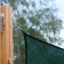 Sun Shade Triangle 5x5x5 Pioneer paigaldatud mänguväljaku posti külge, roheline varjukangas.