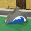 Laste liivakast liugud Dolphin Slide kujuga rohelisel mänguväljakul.