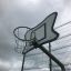 Basket Organic korvpallivõrk metallist ahelatega laste mänguväljakul.
