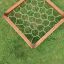 Honeycomb mänguväljak varustuse puidust raami ja võrguga murul.